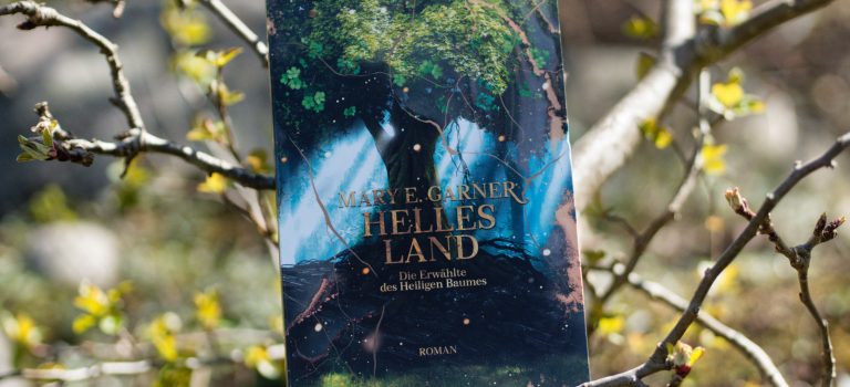 Helles Land – Die Erwählte des heiligen Baumes (Mary E. Garner; 2021 – Lübbe)